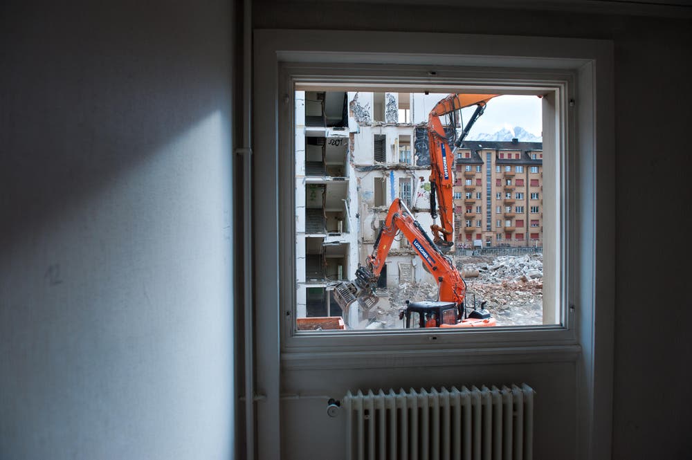 Zwei Häuserreihen stehen aktuell nur noch zur Hälfte. (Bild: Dominik Wunderli / Neue LZ)