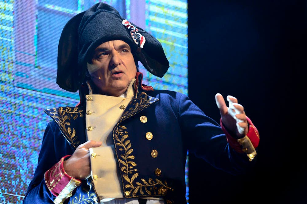 Christian Constantin, Präsident des FC Sion, verkleidet sich als Napoléon, an der jährlichen Gala des FC Sion (7. Februar) (Bild: Keystone / Laurent Gilliéron)