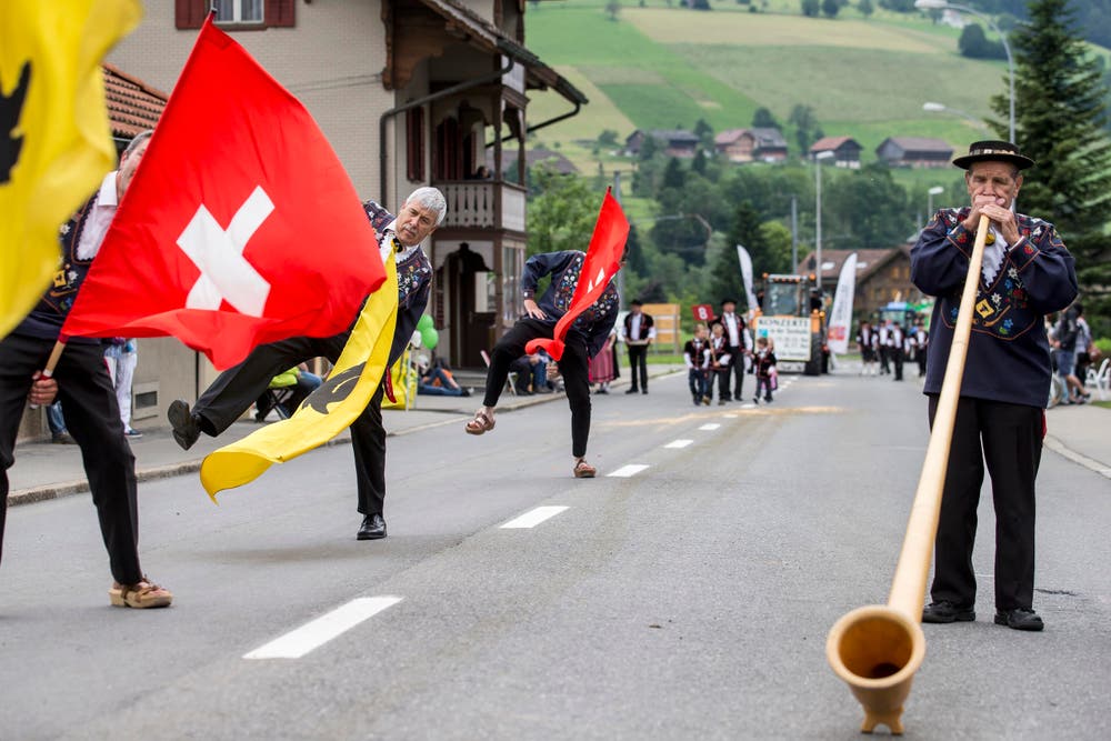 "Alphornbläser- und Fahnenschwingervereinigung Uri" beim Umzug am Sonntag. (Bild: Keystone/ALEXANDRA WEY)