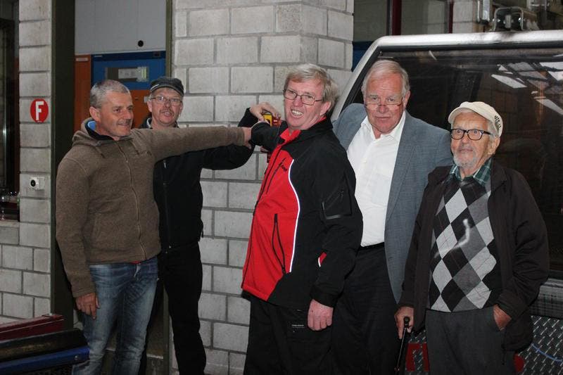 27. September 2015: Die langjährigen Mitarbeiter Hans Gabriel, Josef Matter und Peter Käslin sowie Verwaltungsratspräsident Hans Hess drücken unter Aufsicht von Josef Amstutz den Halteknopf der alten Gondelbahn von Engelberg nach Gerschnialp und Trübsee. (Bild: PD / Mike Bacher)