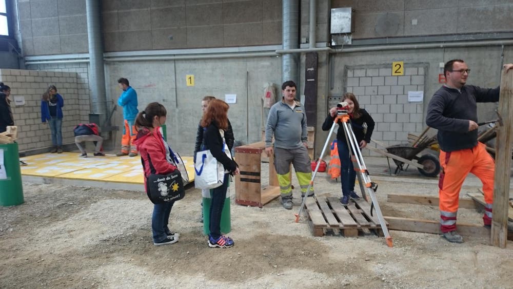 Bei uns in Sursee an den beiden Berufsfachschulen Verkehrswegbauer und Maurerlehrhallen Haben 20 Mädchen und 4 Jungs am Zukunftstag mitgemacht. Top Motiviert durften Sie schalen, betonieren, Randsteine versetzten und Bagger fahren. (Bild: Rothenbühler Ivan)