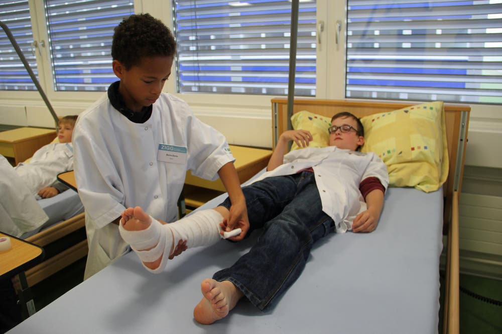 Verband anlegen. Für einen Tag Profipfleger - das konnten die 15 Jungs heute bei der ZIGG im Rahmen des Nationalen Zukunftstages sein (Bild: zvg)