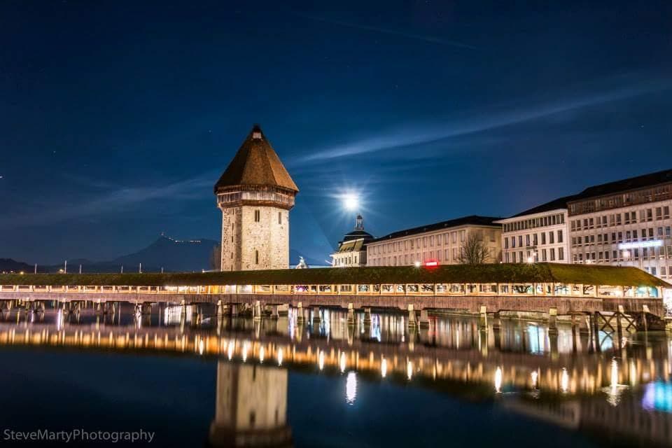 Platz 5 – 780 Gefällt mir: Kapellbrücke mit Vollmond (15. März). (Bild: Leser Steve Marty)