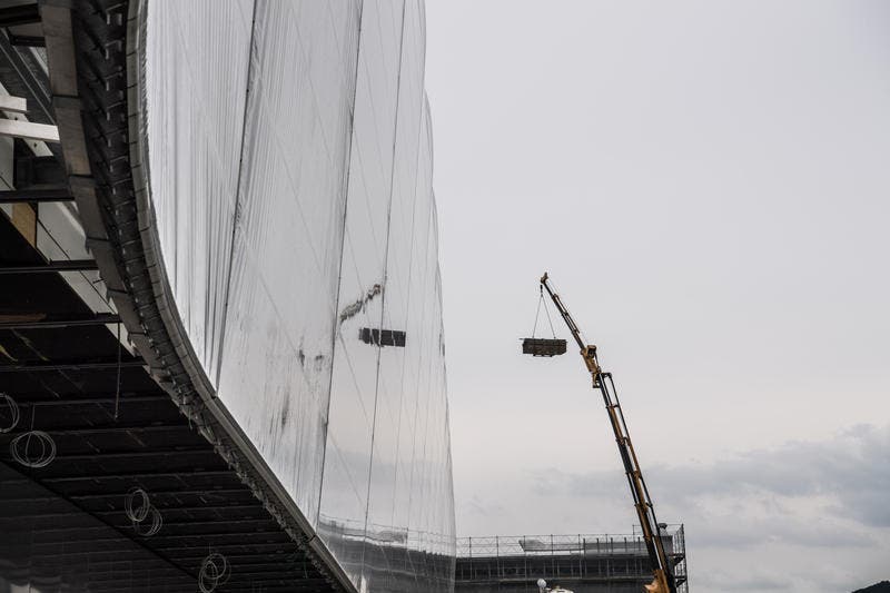 Ein Pneukran hievt ein Materialpaket vom Dach. (Bild: Nadia Schärli/LZ)