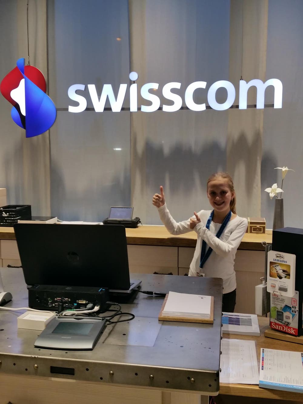 Lorena Abegg gibt im Swisscom Shop im Pilatus Markt in Kriens Vollgas. (Bild: Adrian Abegg)