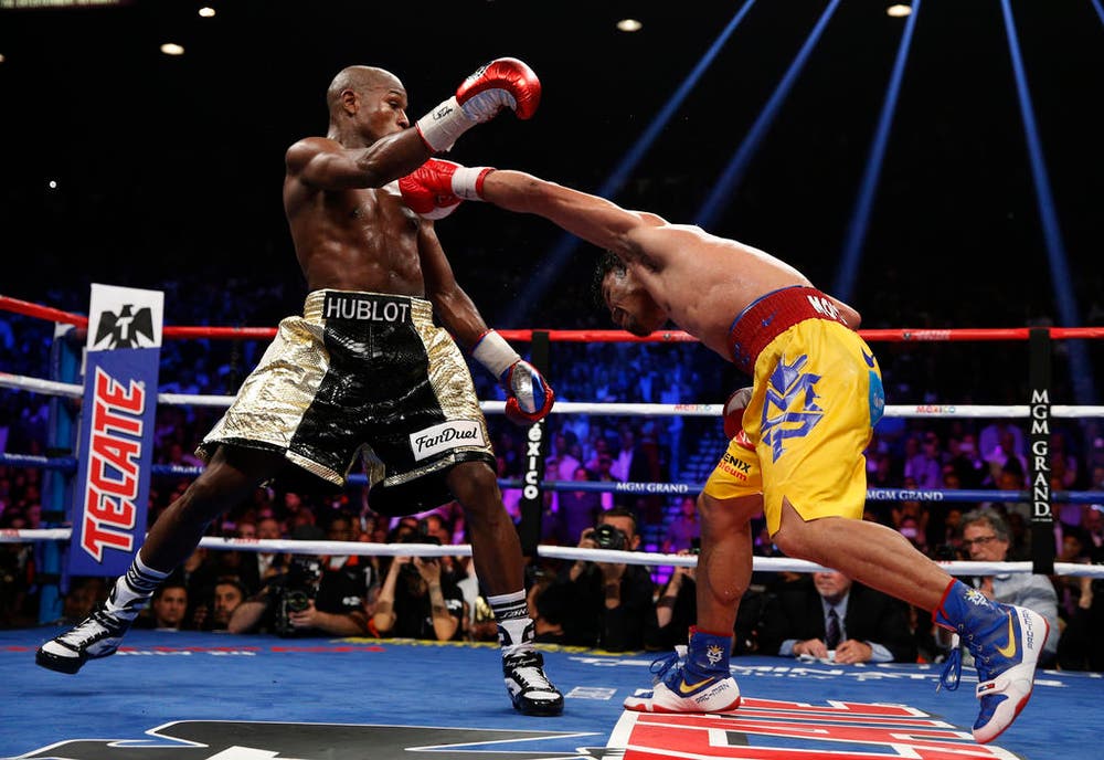 Floyd Mayweather (links) schlägt Manny Pacquiao nach Punkten. (Bild: AP / John Locher)