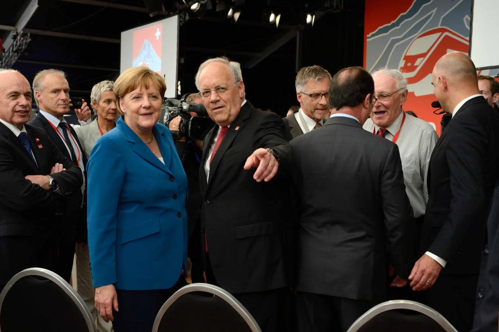 Johann Schneider- Ammann präsentiert sich mit der deutschen Kanzlerin Angela Merkel. (Bild: Nadia Schärli)