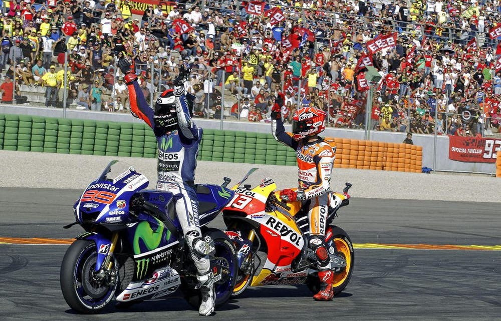 Liefern sich einen Kampf um Hundertstel: Jorge Lorenzo (links) und Marc Marquez (8. November). Am Ende hat Lorenzo die Nase vorn und wird Weltmeister. (Bild: Keystone)