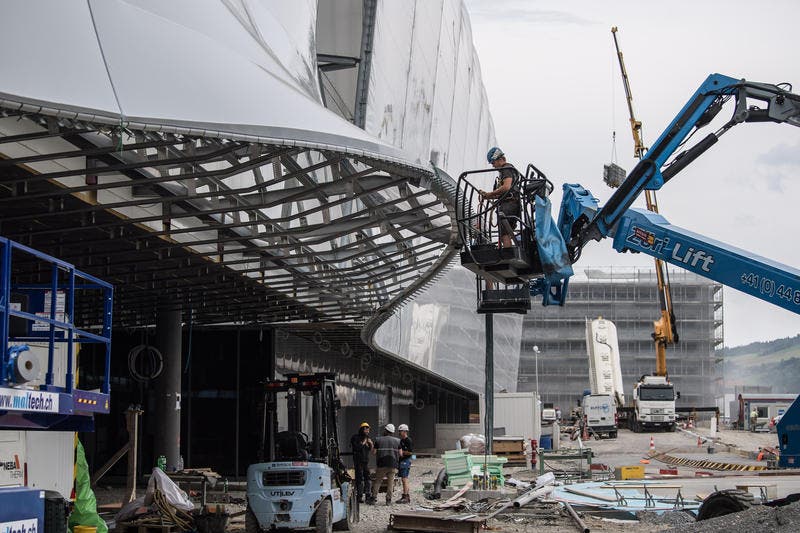 Die Wölbung ist der Eingang: Ein Arbeiter in der Hebebühne bei der Montage. (Bild: Nadia Schärli/LZ)