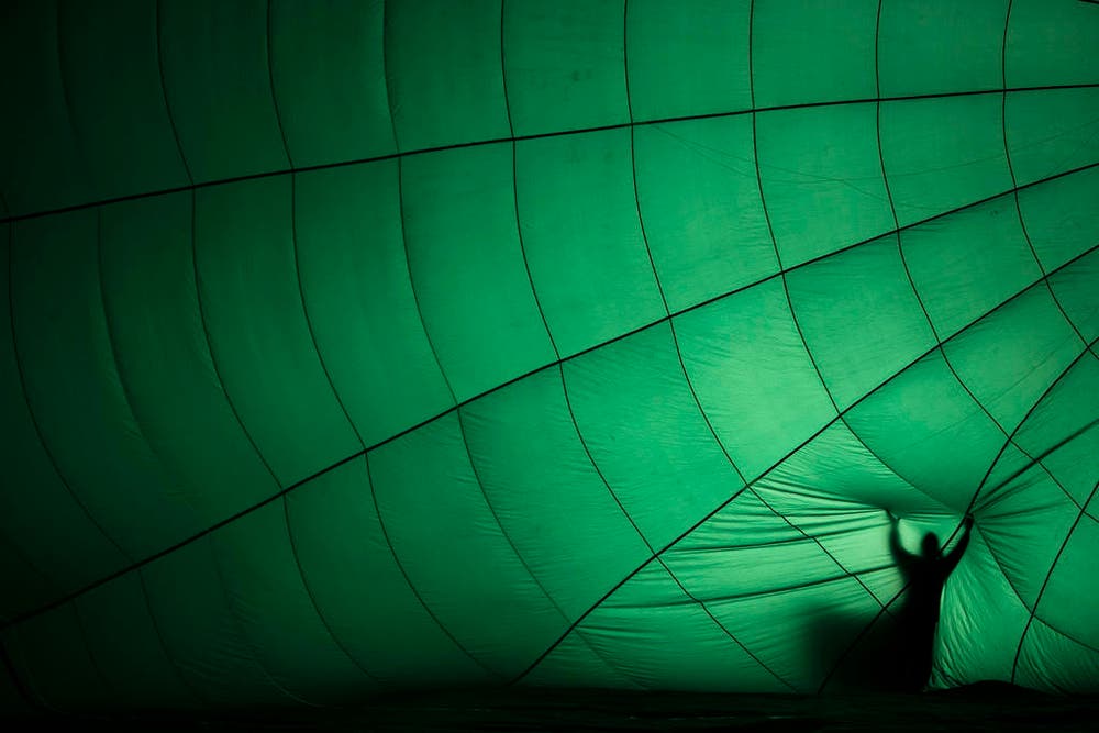 Ein Heissluftballon wird vor dem Start bei den 37. Internationalen Luftballon-Wetttbewerben in Château d'Oex aufgeblasen. (Bild: Keystone / Valentin Flauraud)