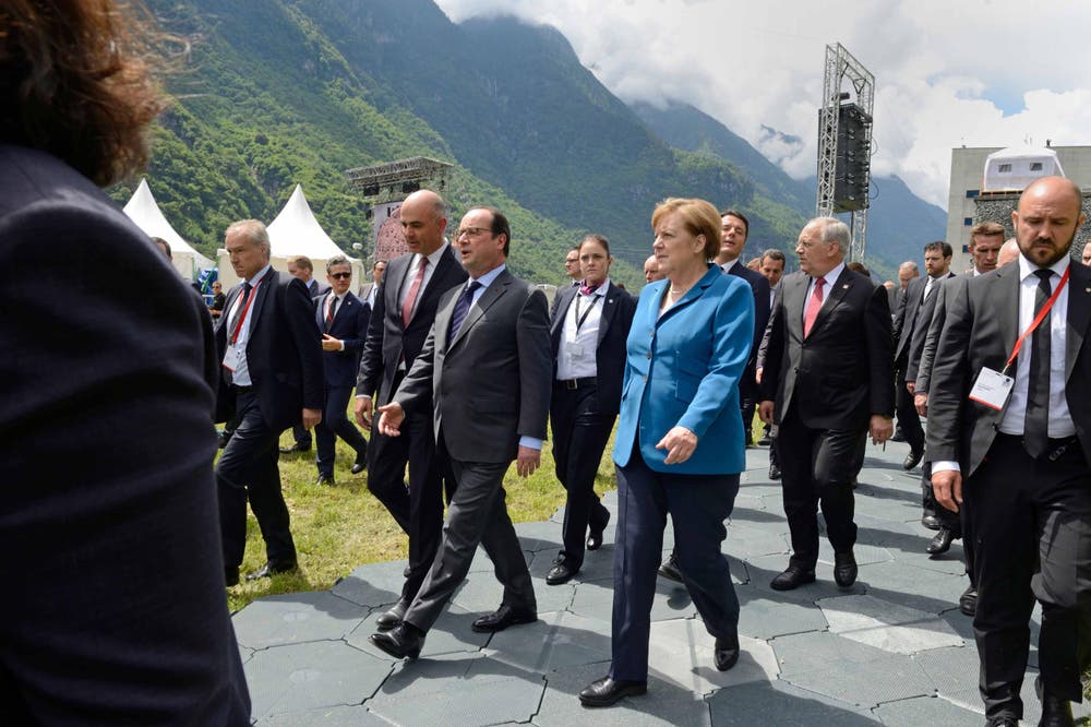 Bundesrat Alain Berset, Frankreichs Präsident François Hollande und die deutsche Bundeskanzlerin Angela Merkel treffen in Erstfeld ein. (Bild: Nadia Schärli)