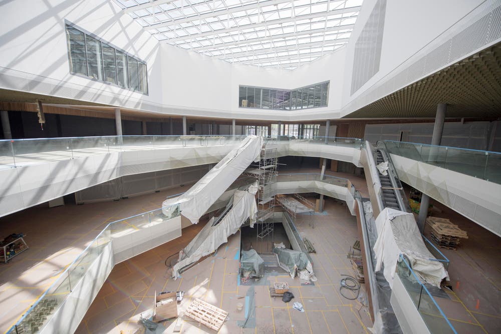 Ein Blick in den Innenbereich des noch zumeist im Rohbau stehenden zweitgrössten Shoppingcenter Mall of Switzerland am 29. März 2017. (Bild: Urs Flüeler / Keystone)