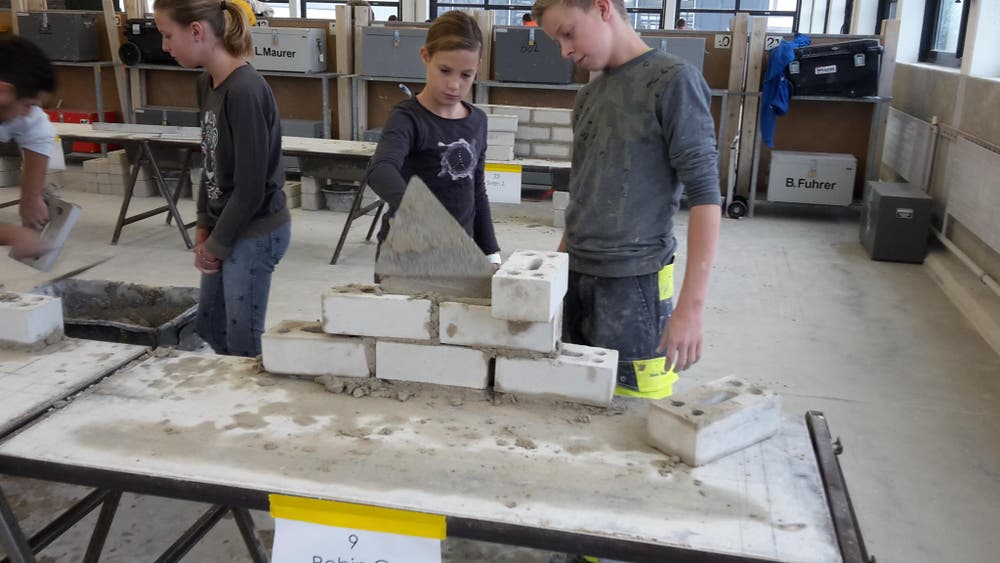 Bei uns in Sursee an den beiden Berufsfachschulen Verkehrswegbauer und Maurerlehrhallen Haben 20 Mädchen und 4 Jungs am Zukunftstag mitgemacht. Top Motiviert durften Sie schalen, betonieren, Randsteine versetzten und Bagger fahren. (Bild: Rothenbühler Ivan)