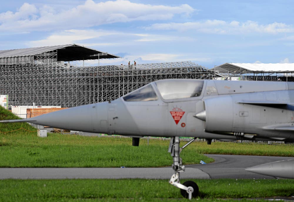 Eine ausgemusterte Mirage III steht beim Eingang zum Militärflugplatz Payerne und sorgt für einen Kontrast zur grossen Stahlarena im Hintergrund. (Bild: Swiss Image / Andy Mettler)