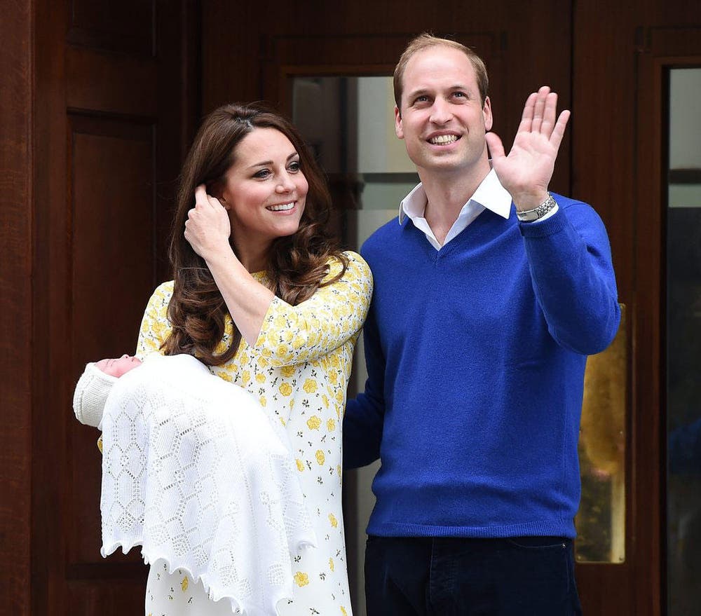 Prinz William und Herzogin Catherine präsentieren die kleine Prinzessin von Cambridge der Öffentlichkeit. (Bild: EPA / Andy Rain)