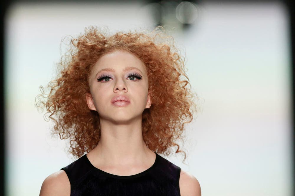 Anna Ermakova, Tochter des ehemaligen Tennisspielers Boris Becker, präsentiert die Herbst-Winter-Kollektion von Riani. (Bild: AP / Markus Schreiber)