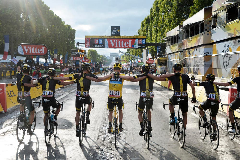 Das Team Sky des britischen Leaders Chris Froome fährt bei der Tour de France in Paris geschlossen über die Ziellinie (26. Juli). (Bild: AP / Bernard Papon)