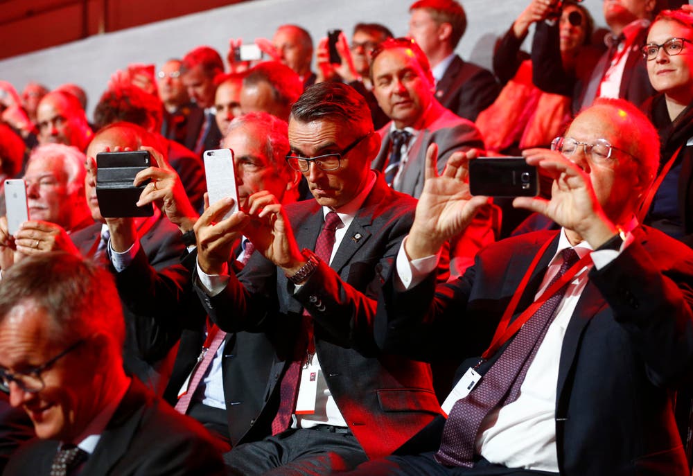Gäste beschränken sich nicht aufs Zusschauen. Sie wollen auch festhalten. (Bild: Keystone / Ruben Sprich)