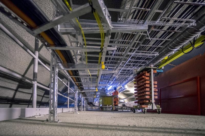 28. Mai 2014: Blick auf die Metallträger mit den elektrischen Leitungen, welche im Tunnel verlegt werden. (Bild: Keystone)