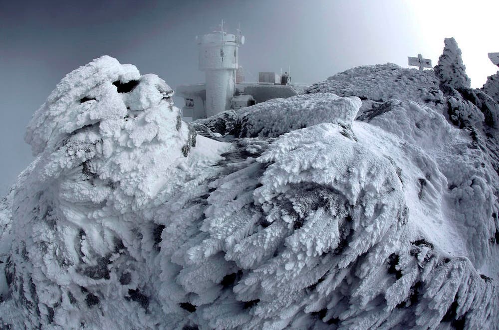 Eis deckt einen Felsen auf dem Gipfel des 1917 Meter über Meer gelegenen Mount Washington in New Hampshire ab. (Bild: AP / Robert F. Bukaty)