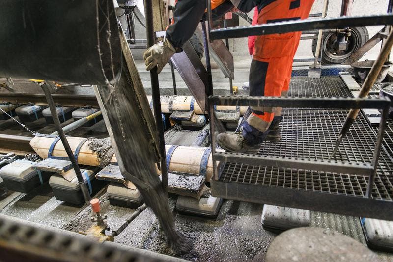 29. Oktober 2014: Beton wird aufs Trassee geleert. (Bild: Keystone)