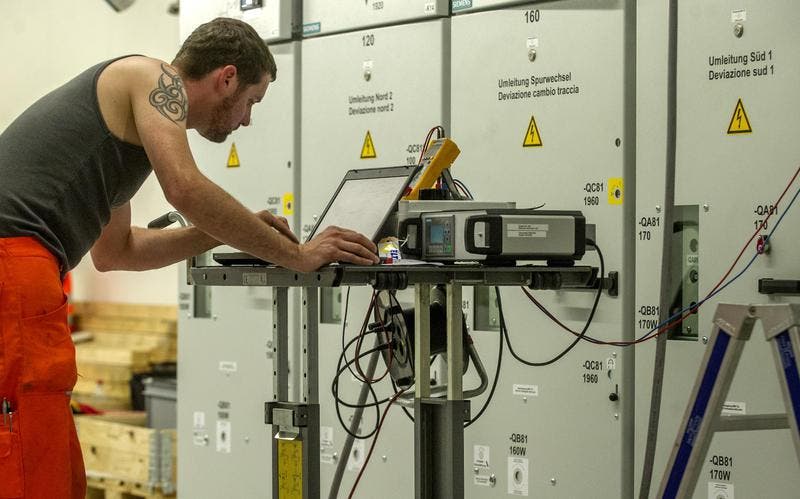 28. Mai 2014: Ein Arbeiter im Technikraum der SBB, von dem aus die Züge mit 16'000 Volt versorgt werden. (Bild: Keystone)