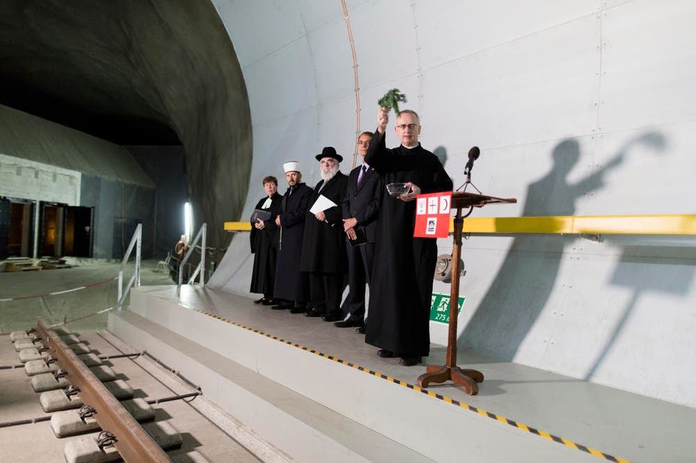 Pfarrer Martin Werlen bei der Segnung des neuen Tunnels. (Bild: Keystone / Gaetan Bally)