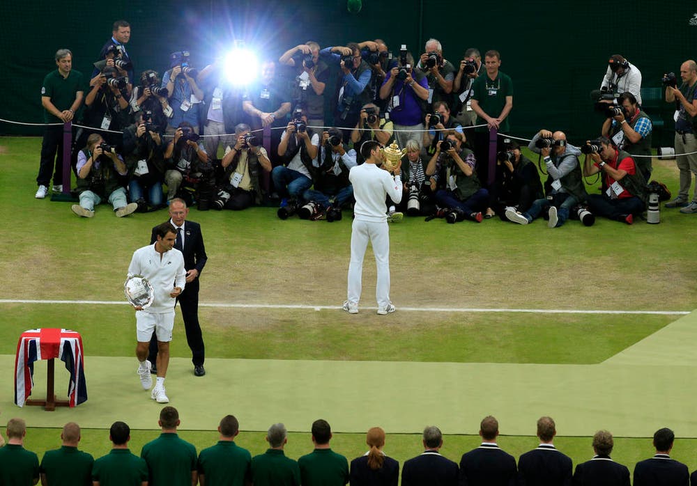 Roger Federer (vorne links) verliert den Wimbledon-Final gegen Novak Djokovic mit 6:7, 7:6, 4:6 und 3:6 (12. Juli). (Bild: AP / Jonathan Brady)