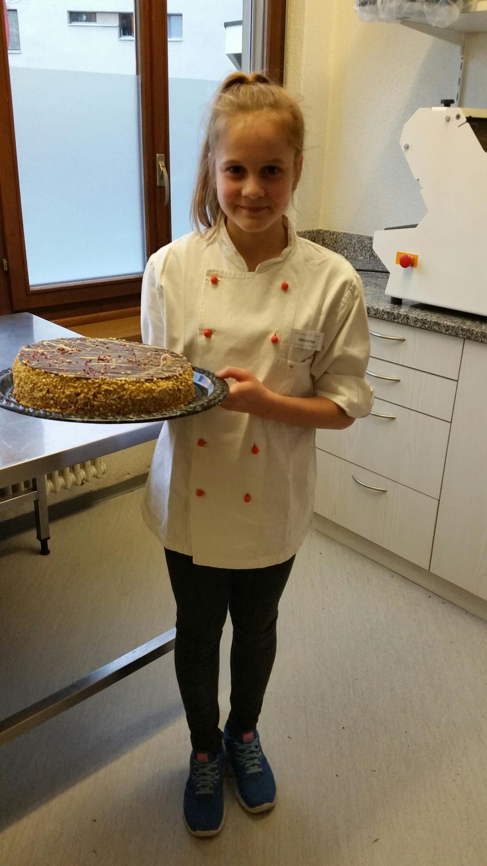 Olivia Kieliger backt eine Torte im Altersheim Acherhof in Schwyz. (Bild: Vreni Kieliger)