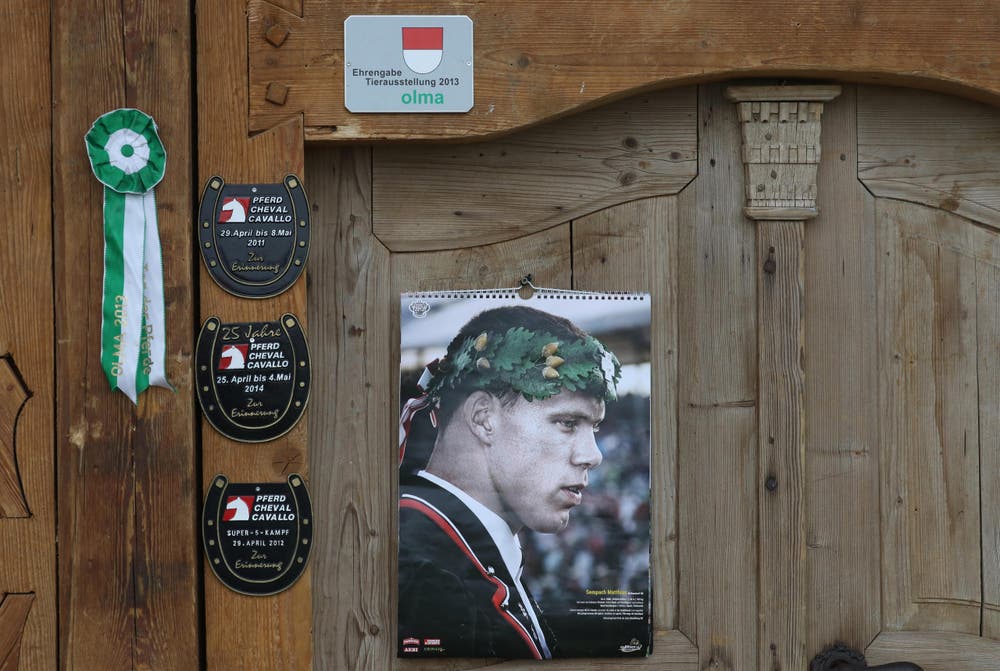 Knapp drei Wochen vor dem Eidg. Schwing- und Älplerfest in Estavayer-le-Lac sind die Aufbauarbeiten für die Arena und den Festplatz noch in vollem Gange. Einzig das Chalet eines Bierbrauers steht schon fertig auf der Wiese und wartet auf Tausende von durstigen Besuchern. (Bild: Swiss Image / Andy Mettler)
