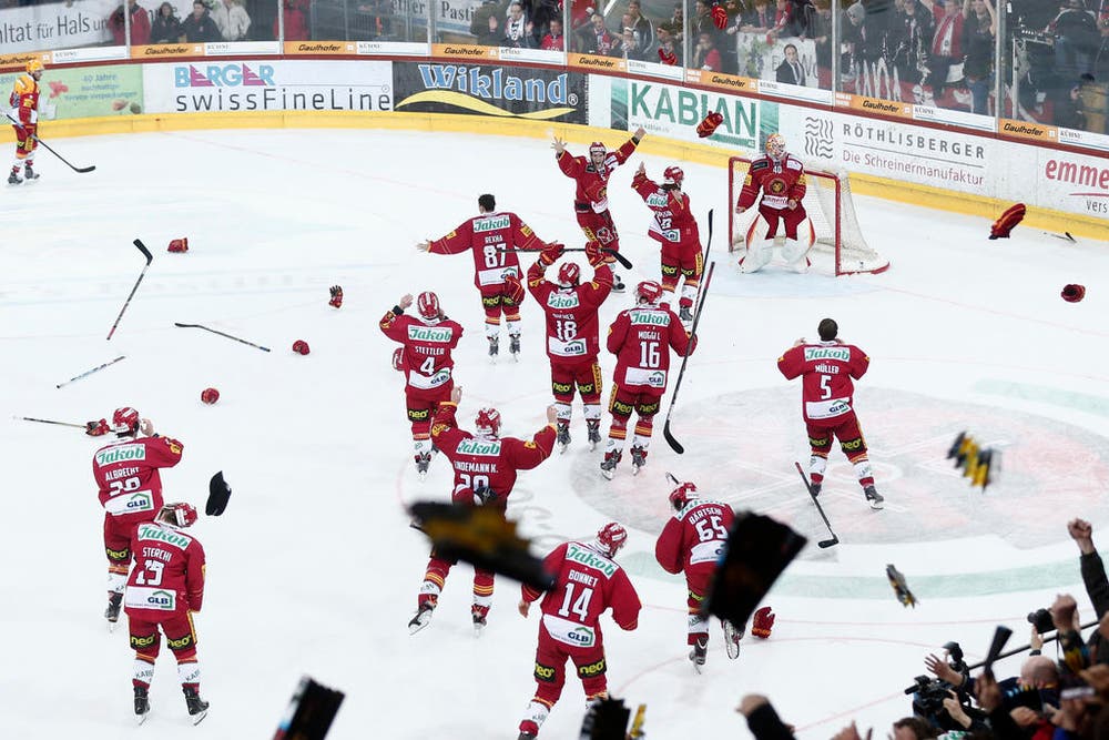 Langnaus Spieler jubeln über den Aufstieg in die NLA (9. April). (Bild: Keystone / Peter Klaunzer)