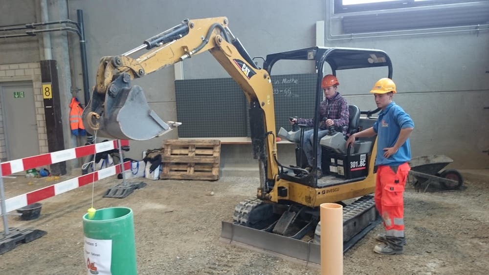 Bei uns in Sursee an den beiden Berufsfachschulen Verkehrswegbauer und Maurerlehrhallen Haben 20 Mädchen und 4 Jungs am Zukunftstag mitgemacht. Top Motiviert durften Sie schalen, betonieren, Randsteine versetzten und Bagger fahren. (Bild: Rothenbühler Ivan)