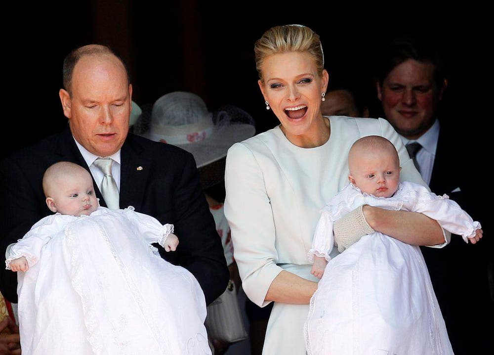 Prinz Albert von Monaco und seine Frau, Prinzessin Charlene präsentieren ihre Zwillinge Gabriella und Jacques nach der Taufe in der Kathedrale von Monaco der Öffentlichkeit. (Bild: EPA / Sebastien Nogier)