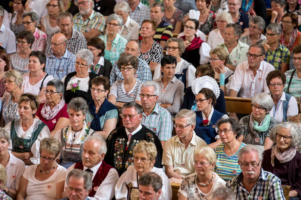 Zahlreiche Besucher an den Wettvortraegen in der katholischen Pfarrkirche. (Bild: Alexandra Wey/Keystone)