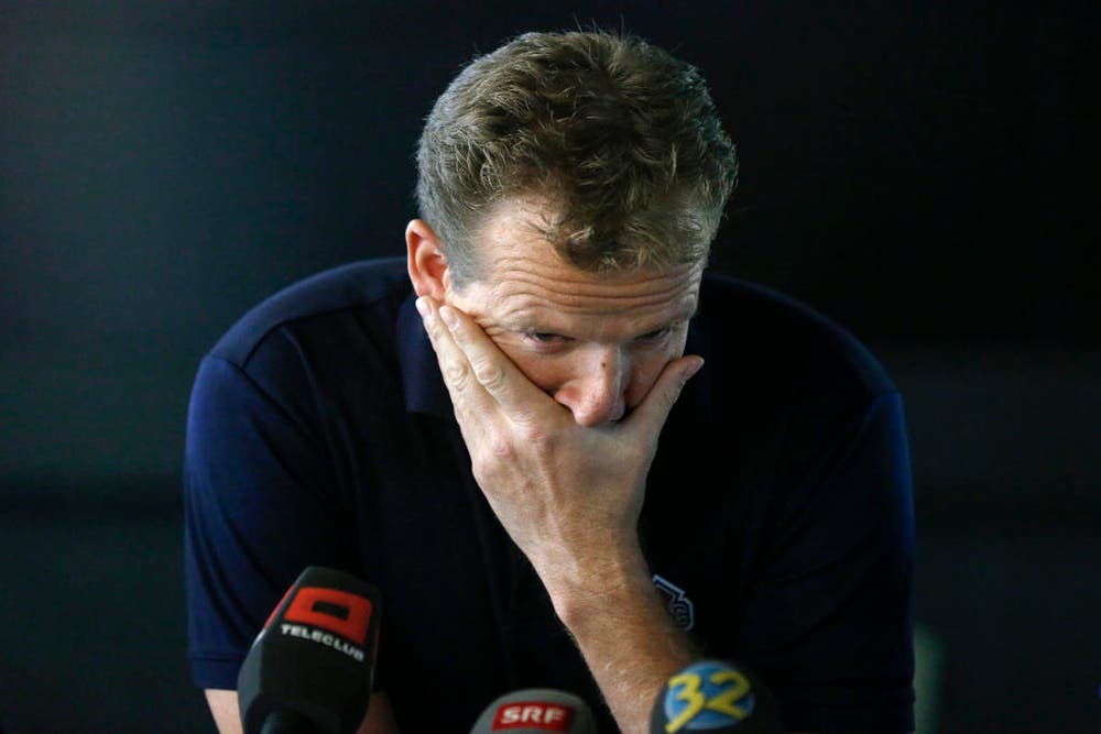 Kevin Schläpfer, Trainer des EHC Biel, kann seine Tränen an einer Medienkonferenz nicht mehr zurückhalten. Er wurde vom Eishockeyverband angefragt, ob Nationaltrainer werden möchte, er wurde aber von Biel nicht aus dem bis 2018 laufenden Vertrag freigegeben (15. Oktober). (Bild: Keystone / Peter Klaunzer)