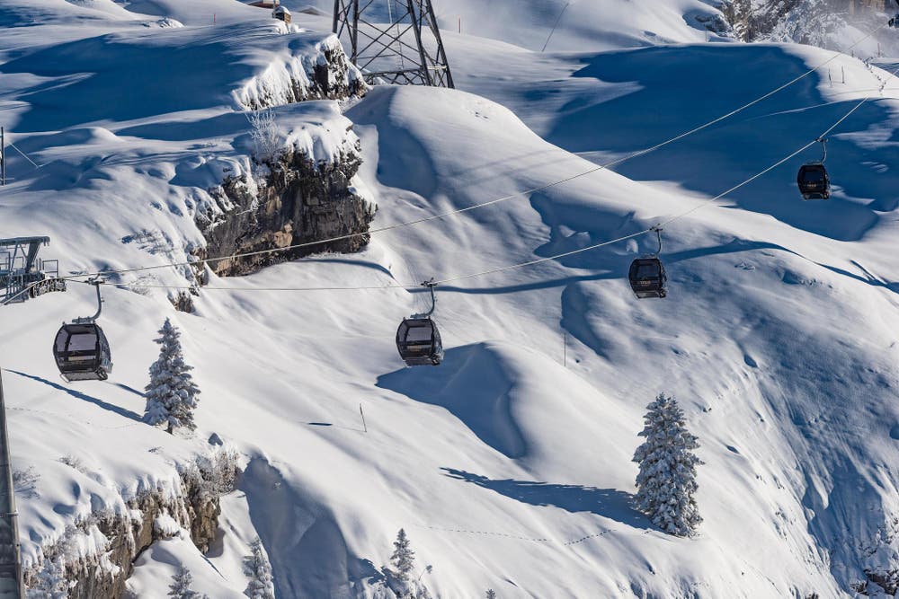 An der Eröffnungsfeier am Freitag 11. Dezember garantiert Schlagerstar Beatrice Egli für Unterhaltung. Auf dem Bild ist die neue Gondelbahn zwischen Trübsee und Stand zu sehen. (Bild: Roger Grütter)