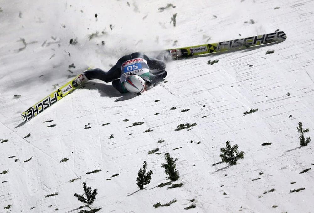 Simon Ammann stürzt beim Skispringen in Bischofshofen schwer (6. Januar). (Bild: EPA / Daniel Karmann)