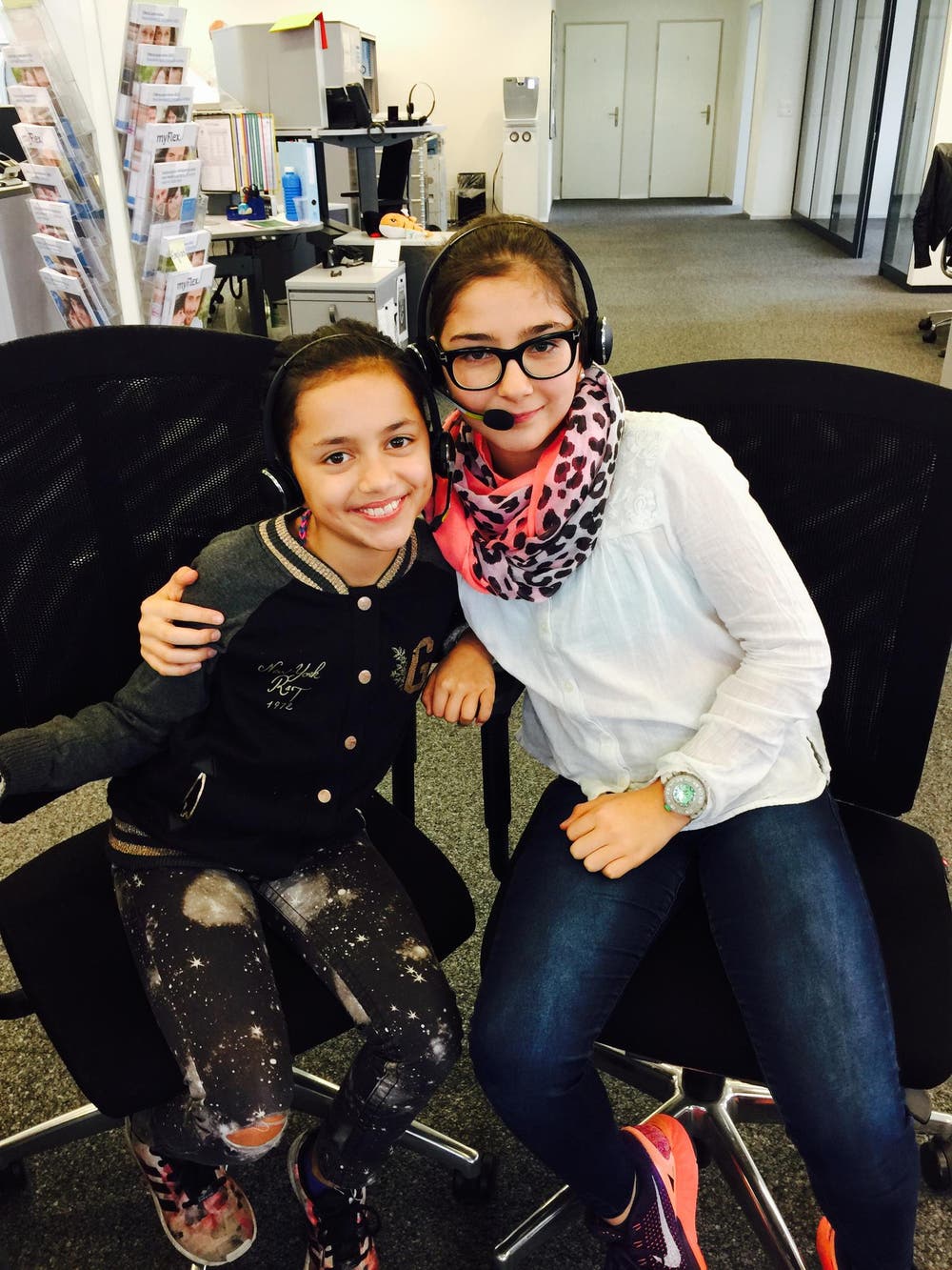 Alina und Amélie im Kundencenter der CSS in Luzern. (Bild: Simone Vogel)