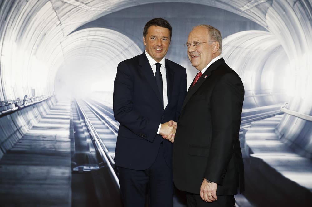 Hohe Ehrengäste: Bundespräsident Johann Schneider-Ammann posiert mit Italiens Premierminister Matteo Renzi vor eine Tunnel-Kulisse (also nicht wirklich im Tunnel). (Bild: Keystone / Peter Klaunzer / Pool)