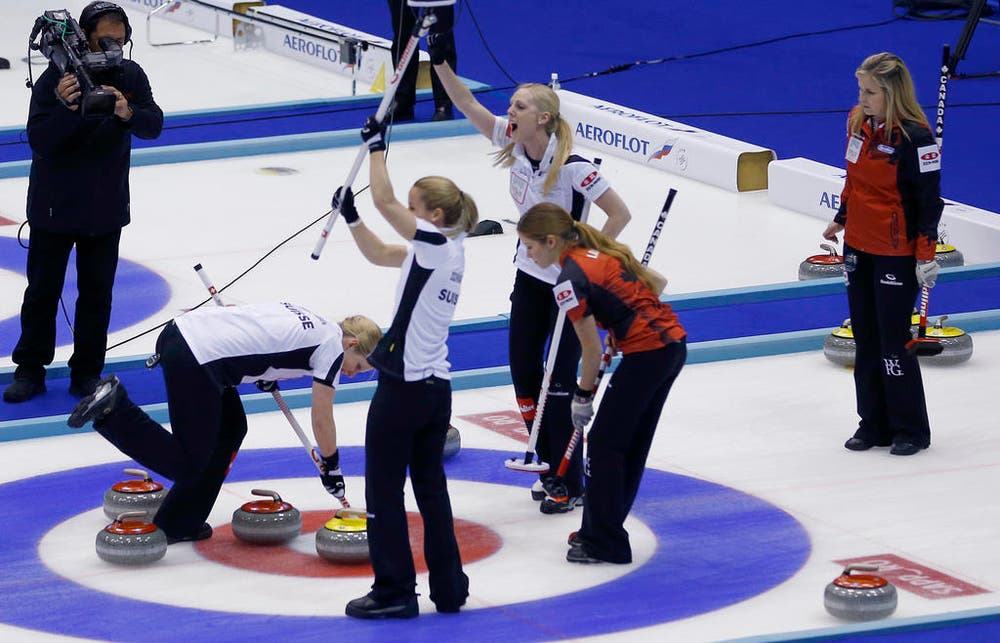 Das Curling-Team um Skip Alina Pätz holt sich bei der Curling-WM im japanischen Sapporo den Titel mit einem 5:3-Sieg gegen Kanada (22. März). (Bild: AP / Shizuo Kambayashi)