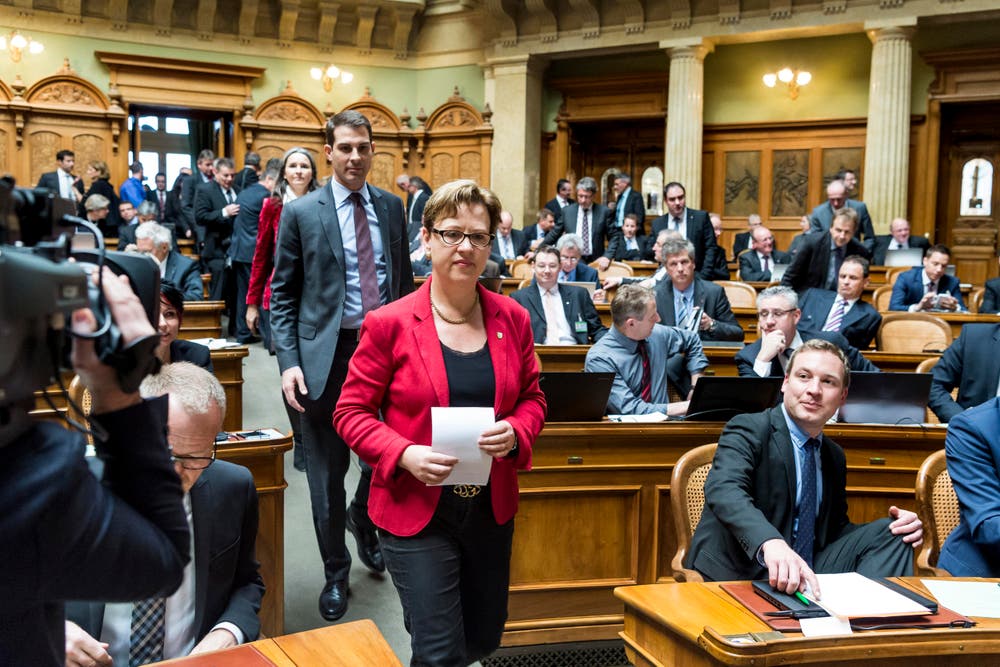 Die Stimmenzählerinnen und Stimmenzähler kommen nach der Auszählung des ersten Wahlgangs angeführt von Edith Graf-Litscher, SP-TG, zurück in den Saal. (Bild: LUKAS LEHMANN)