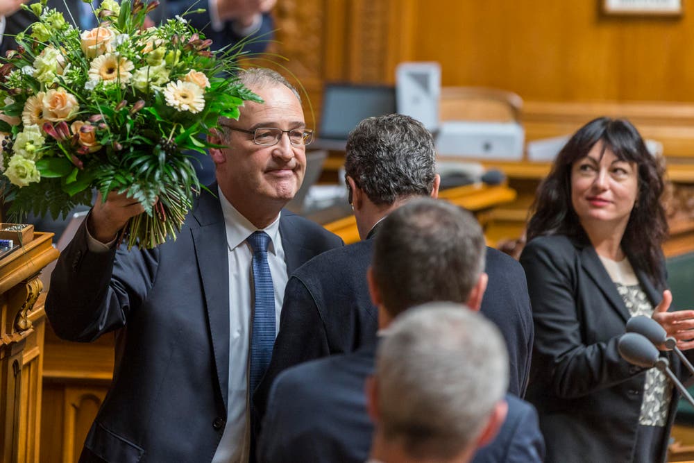 Der neugewählte Bundesrat Guy Parmelin, links, freut sich neben Ständerätin Geraldine Savary, SP-VD. (Bild: PETER KLAUNZER)