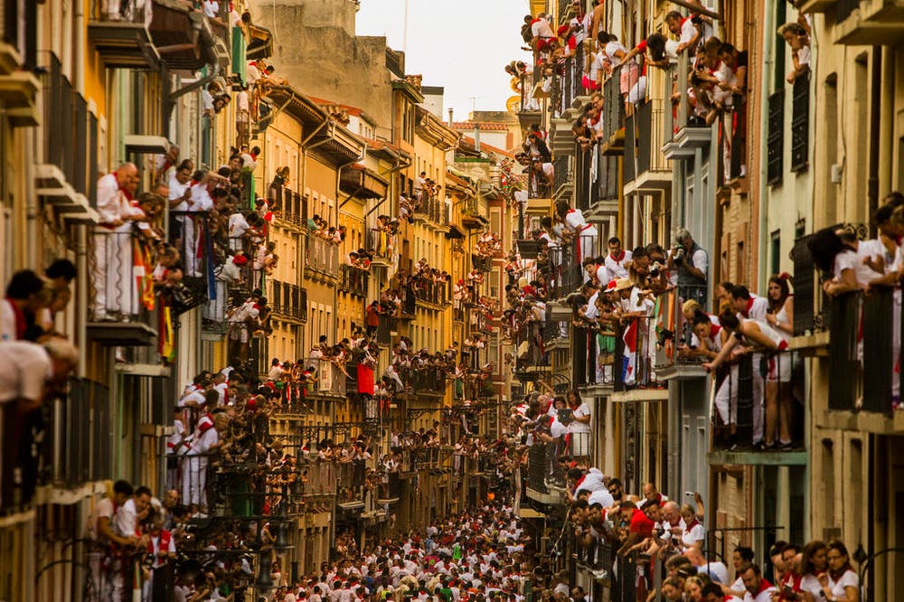 Spektakel in Pamplona: Tausende verfolgen die Stierkämpfe von ihrern Balkonen aus. (Bild: AP / Andres Kudacki)
