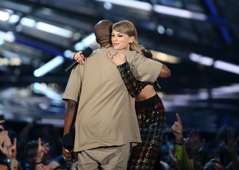 Versöhnen sich nach ihrem Streit: Kanye West war vor sechs Jahren bei den MTV Video Music Awards unangenehmen aufgefallen, weil er Taylor Swift das Mikro weggerissen hatte und sagte, statt ihr hätte eigentlich Beyonce den Preis für das beste Video verdient. (Bild: AP / Matt Sayles)