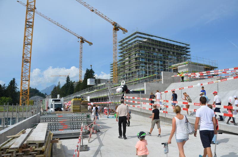 Um das Hotel Bürgenstock steht noch das Baugerüst. (Bild: Martin Uebelhart / Neue NZ)