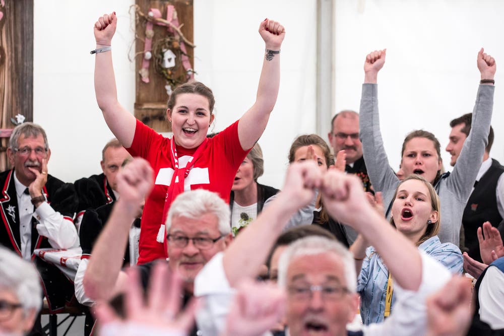 Besucher des Jodlerfests verfolgen den Fussball EM-Achtelfinal zwischen der Schweiz und Polen. (Bild: Alexandra Wey/Keystone)