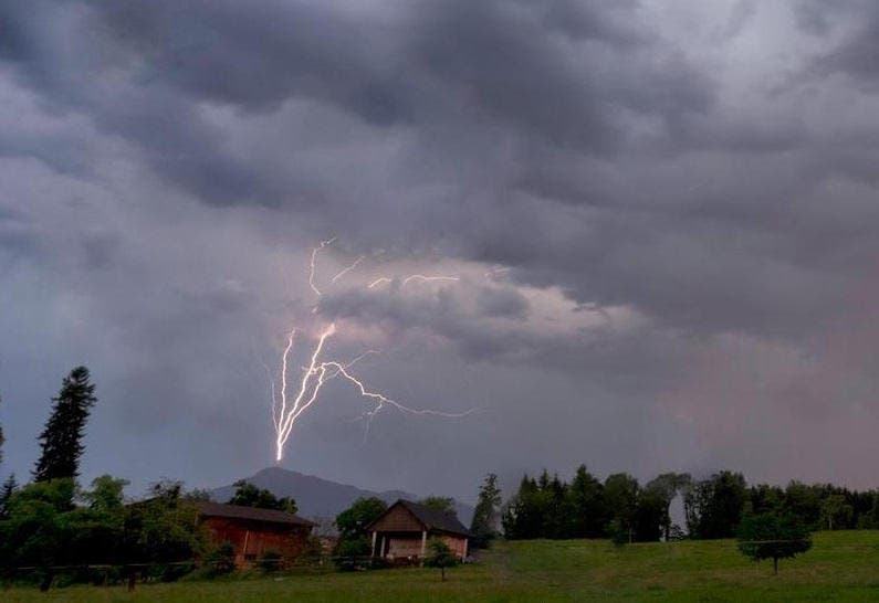 Platz 2 – 1374 Gefällt mir: Heftige Gewitter ziehen über die Zentralschweiz. Dieser Blitz schlägt gerade in die Antenne auf der Rigi ein. (Bild: Leser Beat Tschanz)