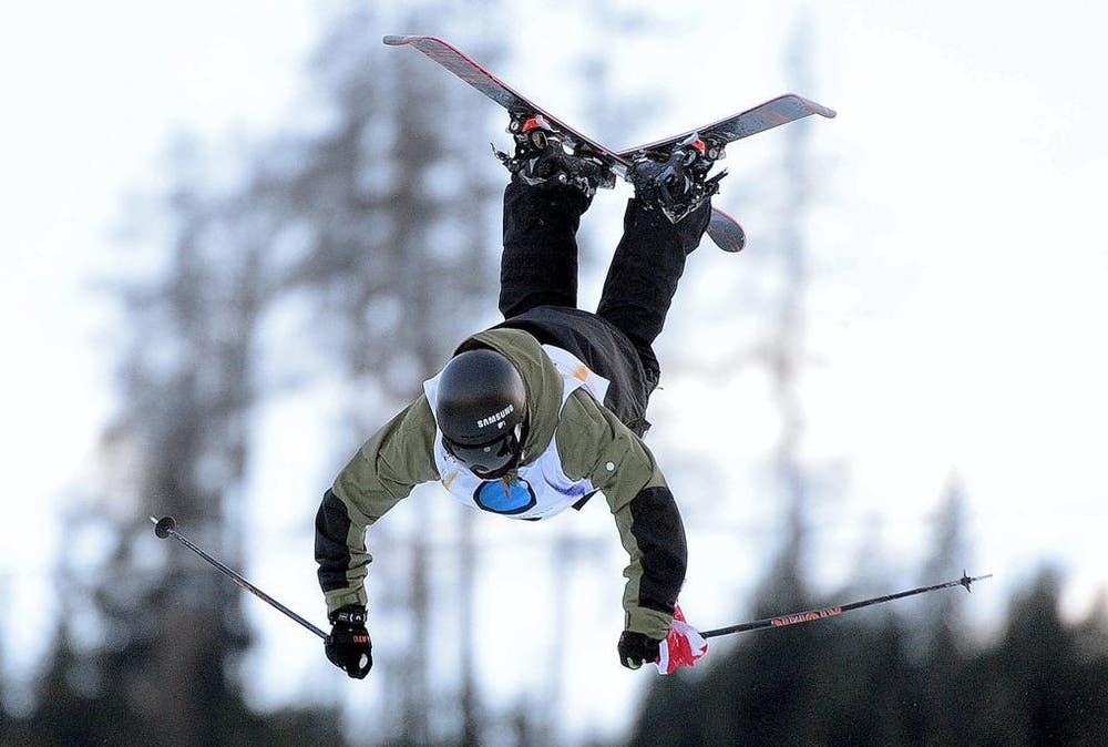 Der 17-jährige Fabian Bösch aus Engelberg gewinnt an der Weltmeisterschaft im Slopestyle in Kreischberg Gold (Bild: EPA / Barbara Gindl)