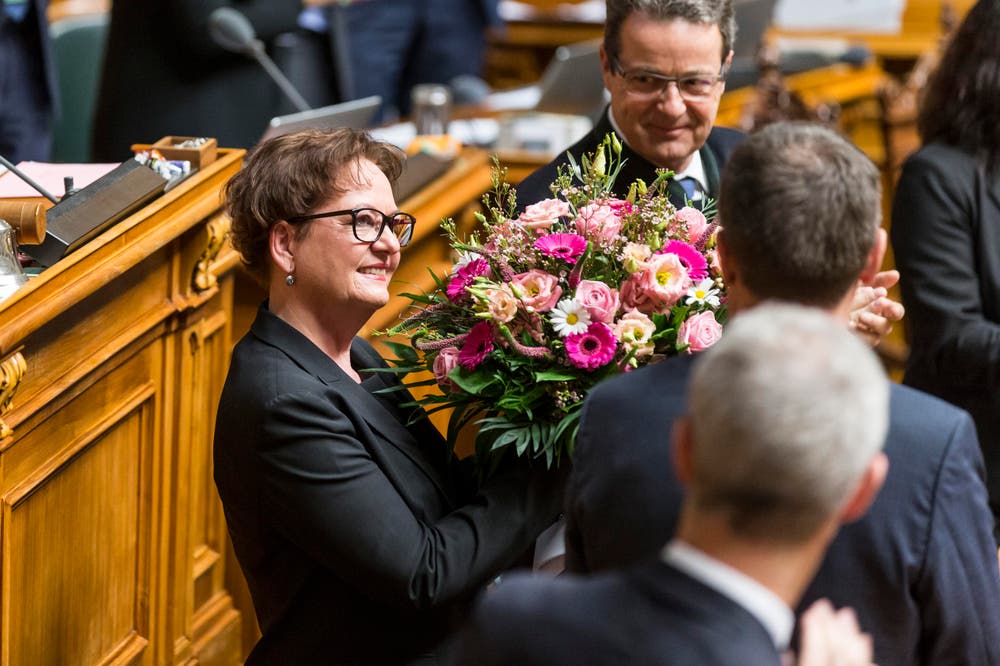 Die zurücktretende Bundeskanzlerin Corinna Casanova erhält Blumen zum Abschied vor der Vereinigten Bundesversammlung. (Bild: KEYSTONE / PETER KLAUNZER)