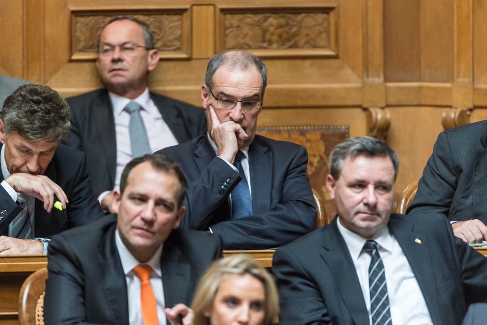 Bundesratskandidat Guy Parmelin, Mitte, ist gedankenversunken. (Bild: MARCEL BIERI)